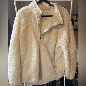 White fleece woman’s sweatshirt